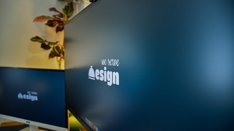 パソコンでデザイン作業をするイメージ