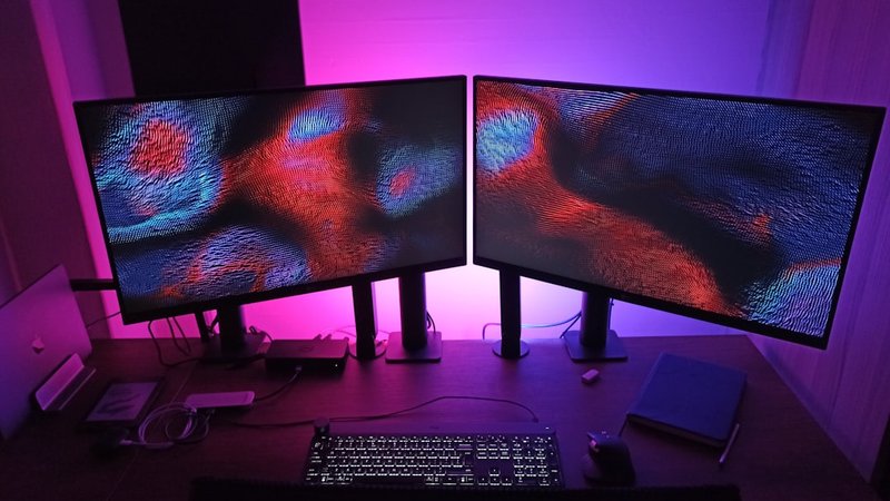 AIツールの比較作業をするデスク