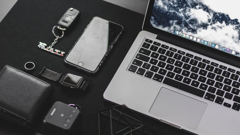 AIで動画編集する作業デスクのイメージ