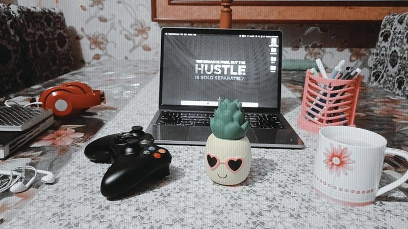 AI画像生成で副業収入を得るクリエイターのデスク