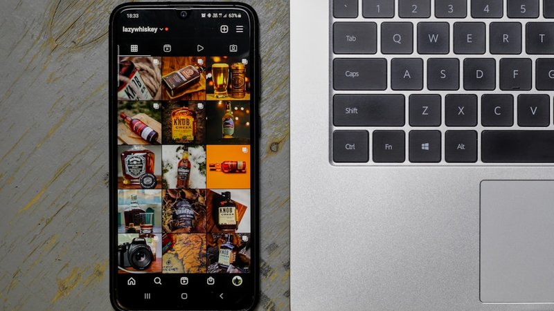 Midjourney v7アプリを使うクリエイターのデスク風景