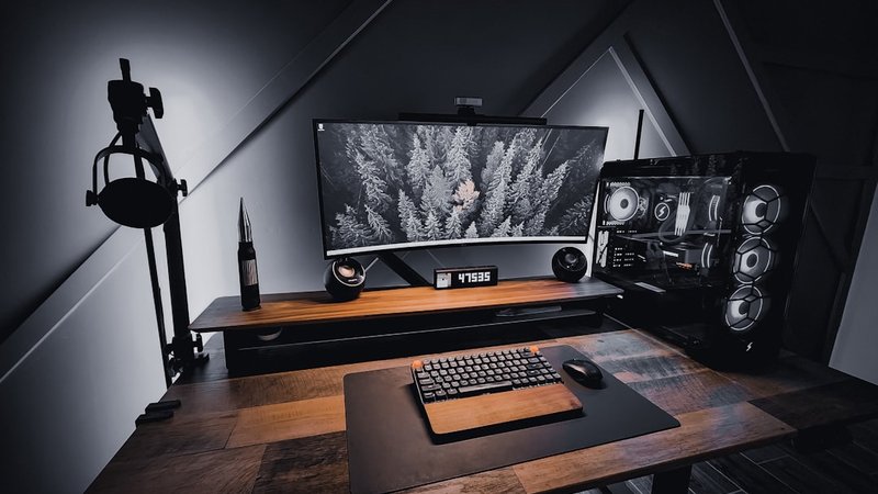 自宅の作業デスクとPC