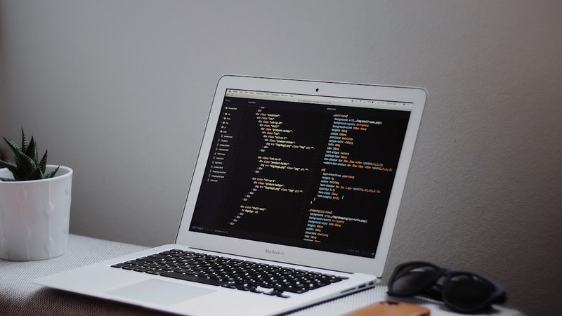ノートパソコンでコードを書く初心者のデスク風景