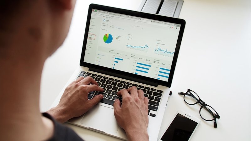 統計グラフが表示されたノートPC
