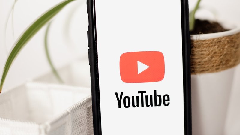 スマホでYouTube動画とサムネイルを見る様子