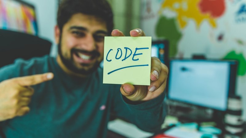 チームでコードレビューしている様子