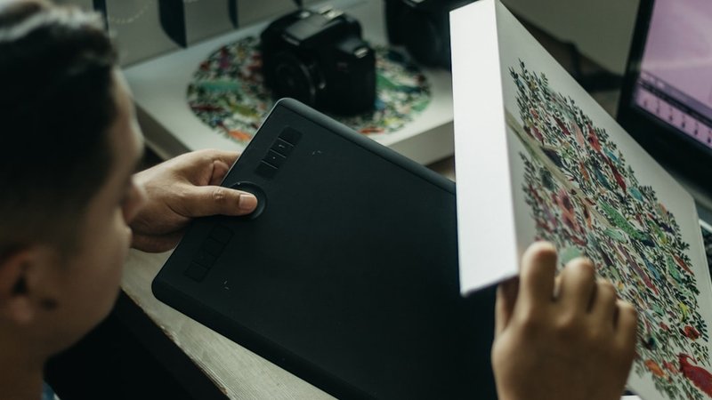 完成したAIアート作品を眺めるクリエイター