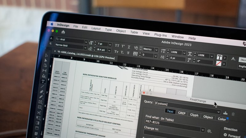 AIツールを比較検討するクリエイティブワーカー